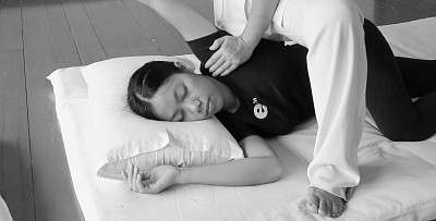 Massage in side position allows to work on specific places more effectively.